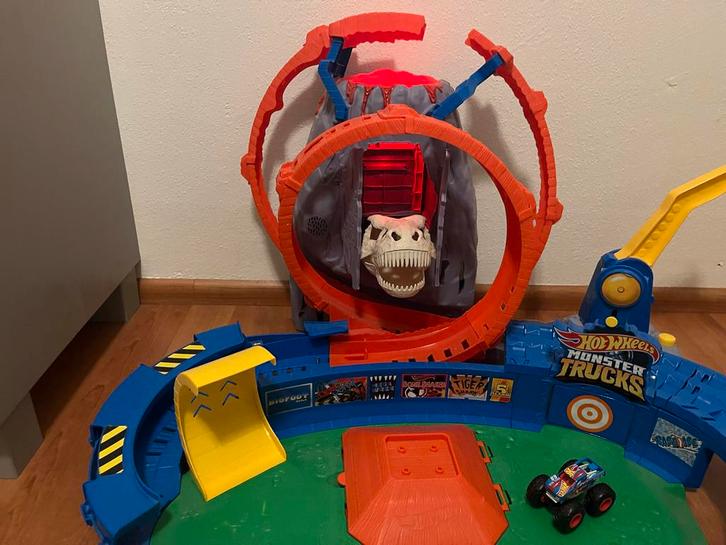 Hot Wheels Monster Trucks T-Rex Vulkaan Arena, Kinderen en Baby's, Speelgoed | Racebanen, Zo goed als nieuw, Racebaan, Handmatig