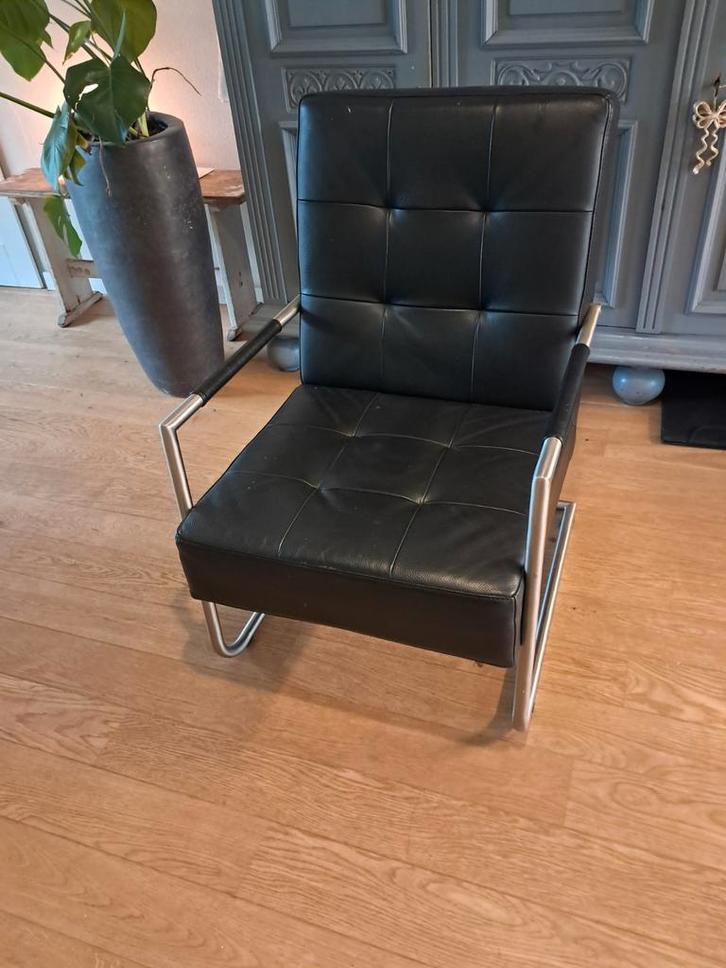 Moderne zwarte leren stoel met metalen frame, Huis en Inrichting, Stoelen, Zo goed als nieuw, Eén, Leer, Metaal, Zwart, Ophalen