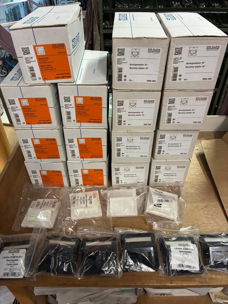 Jung LS990 utp aansluiting kapjes, Doe-het-zelf en Verbouw, Elektra en Kabels, Nieuw, Stopcontact, Ophalen of Verzenden