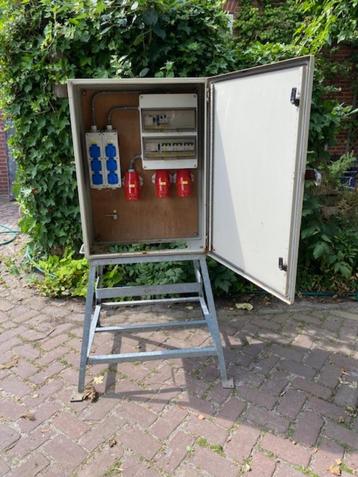 Nette bouwmeterkast op stander beschikbaar voor biedingen