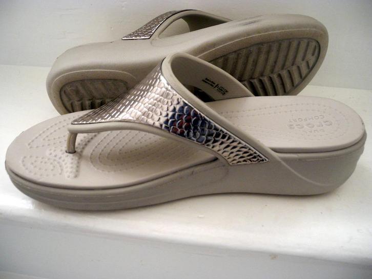 crocs slippers grijs/zilver maat 40, Kleding | Dames, Schoenen, Zo goed als nieuw, Slippers, Grijs, Ophalen of Verzenden
