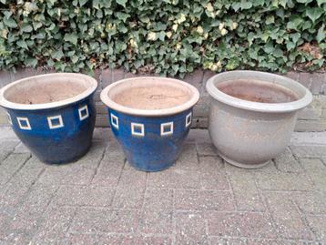 3 buiten bloempotten beschikbaar voor biedingen