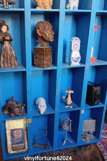 Houten vitrine hangkastje uit de jaren '50-'60 winkeletalage beschikbaar voor biedingen