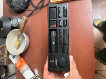 E36 radio (gebroken - werkt niet) beschikbaar voor biedingen