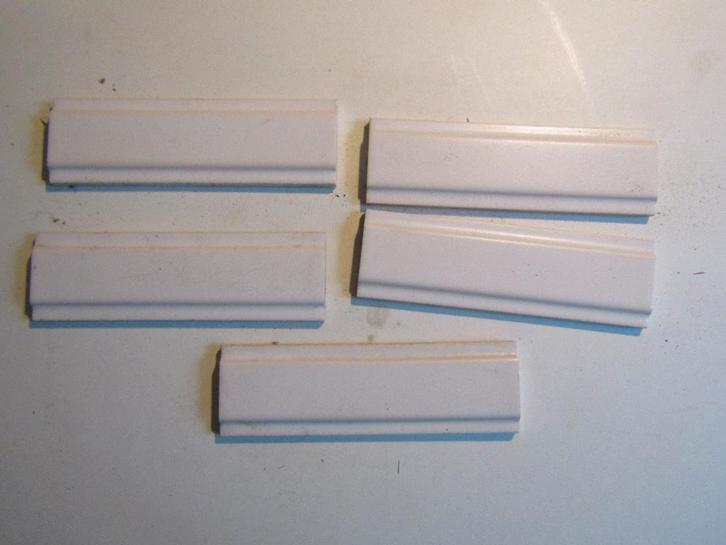 een witte tegelrand in relief., Antiek en Kunst, Antiek | Wandborden en Tegels, Ophalen of Verzenden