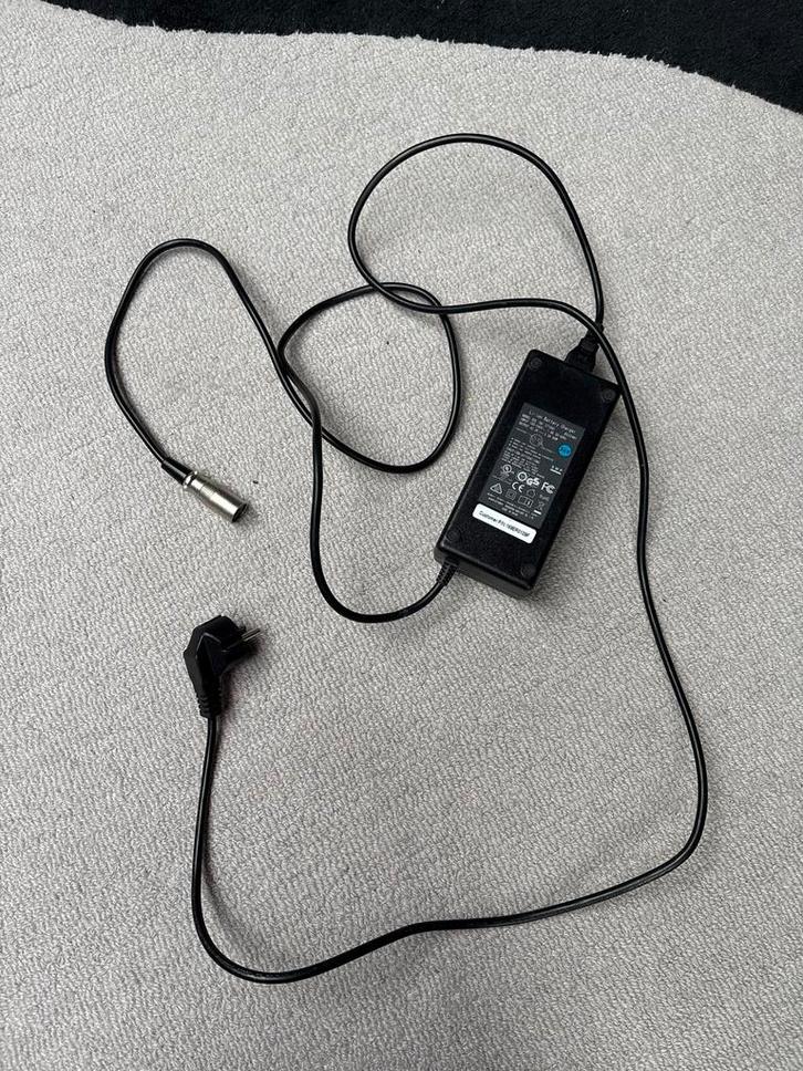 Decathlon B'Twin 36V E-bike Oplader - Zo goed als nieuw, Audio, Tv en Foto, Opladers, Zo goed als nieuw, Ophalen of Verzenden