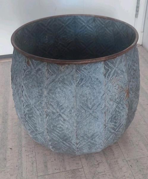 Grijze metalen vintage bloempot reliëf motief 37x35 cm, Tuin en Terras, Bloempotten, Gebruikt, Metaal, Rond, Ophalen of Verzenden