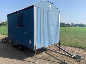 Schaftwagen Bouwkeet met aparte toilet in nette staat beschikbaar voor biedingen