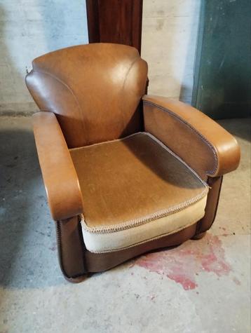 Oude Franse club fauteuil  beschikbaar voor biedingen