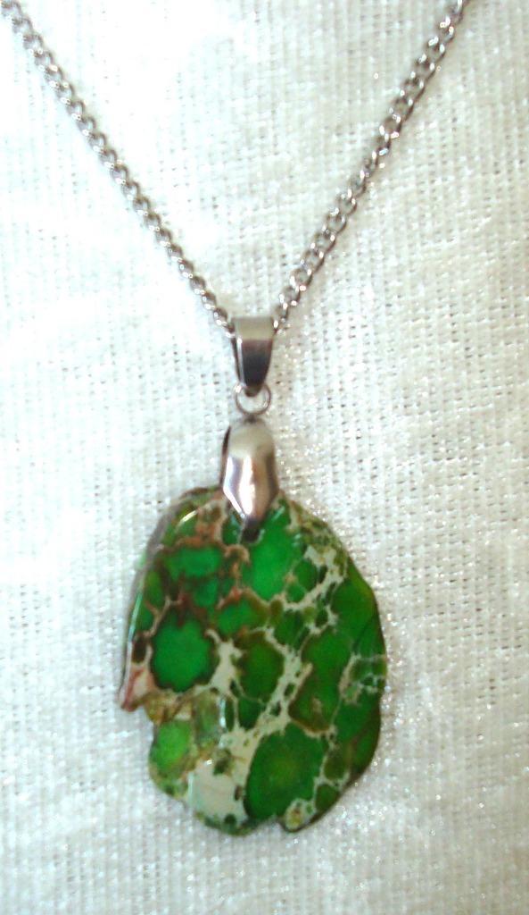 RVS ketting met hanger van groen regaliet, Sieraden, Tassen en Uiterlijk, Kettingen, Nieuw, Steen of Mineraal, Groen, Met edelsteen