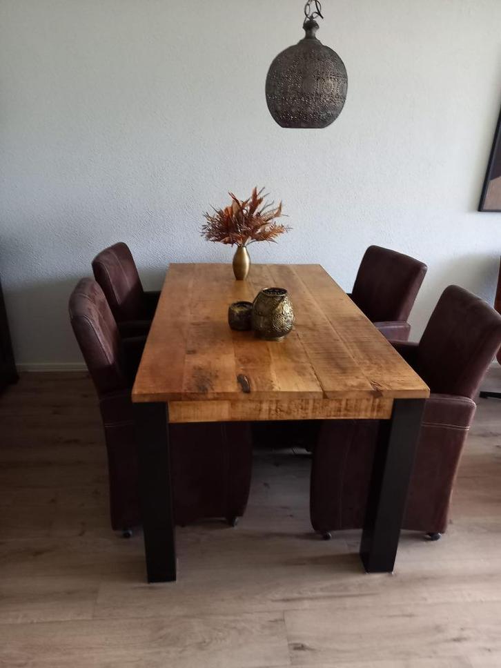 Mooie acacia houten eettafel met 4 bruine suède stoelen, Huis en Inrichting, Complete eetkamers, Gebruikt, 4 tot 6 stoelen, Ophalen