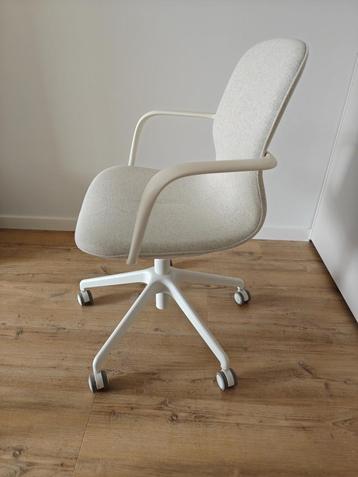 Ikea LÅNGFJÄLL stoel met armleuningen, beige/wit beschikbaar voor biedingen