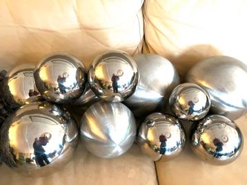 15 metalen kerstballen beschikbaar voor biedingen