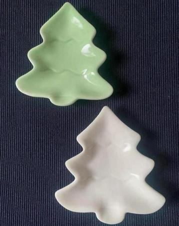 2 Theetipjes in model van kerstboom. 1x wit 1x groen beschikbaar voor biedingen