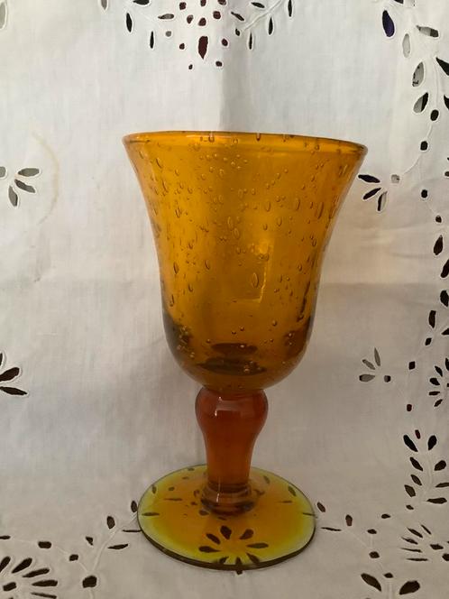 Handgeblazen glas op voet okergeel, Verzamelen, Glas en Borrelglaasjes, Zo goed als nieuw, Overige typen, Ophalen of Verzenden