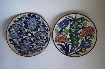 2 wandborden in blauw geel rood groen aardewerk handgemaakt beschikbaar voor biedingen