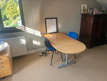 Drie Ikea bureaus en twee tafels gratis af te halen