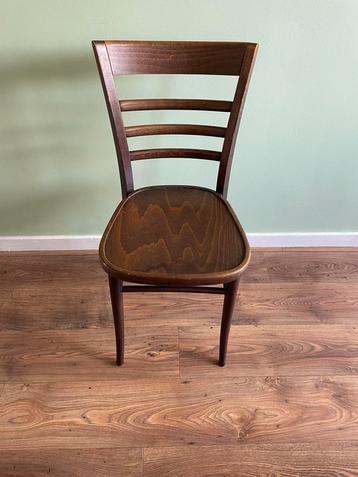 Houten eettafelstoel beschikbaar voor biedingen
