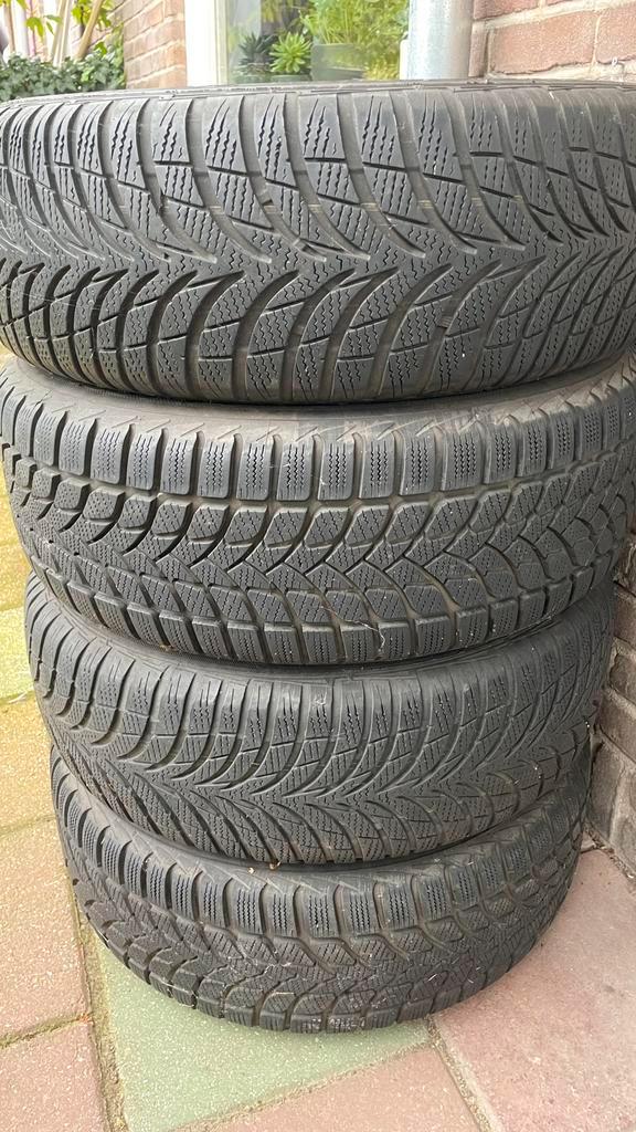 Mercedes Benz B200, Winterbanden op velg!!, Auto-onderdelen, Banden en Velgen, Banden en Velgen, Winterbanden, 17 inch, 225 mm