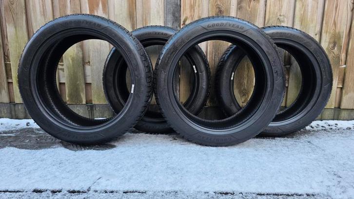 Mooie set Goodyear 235 45 18 UltraGrip winterbanden, Auto-onderdelen, Banden en Velgen, Band(en), Winterbanden, 18 inch, 235 mm