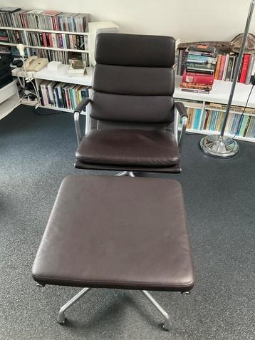 Design leren draaifauteuil Vitra EA216 met voetenbank beschikbaar voor biedingen