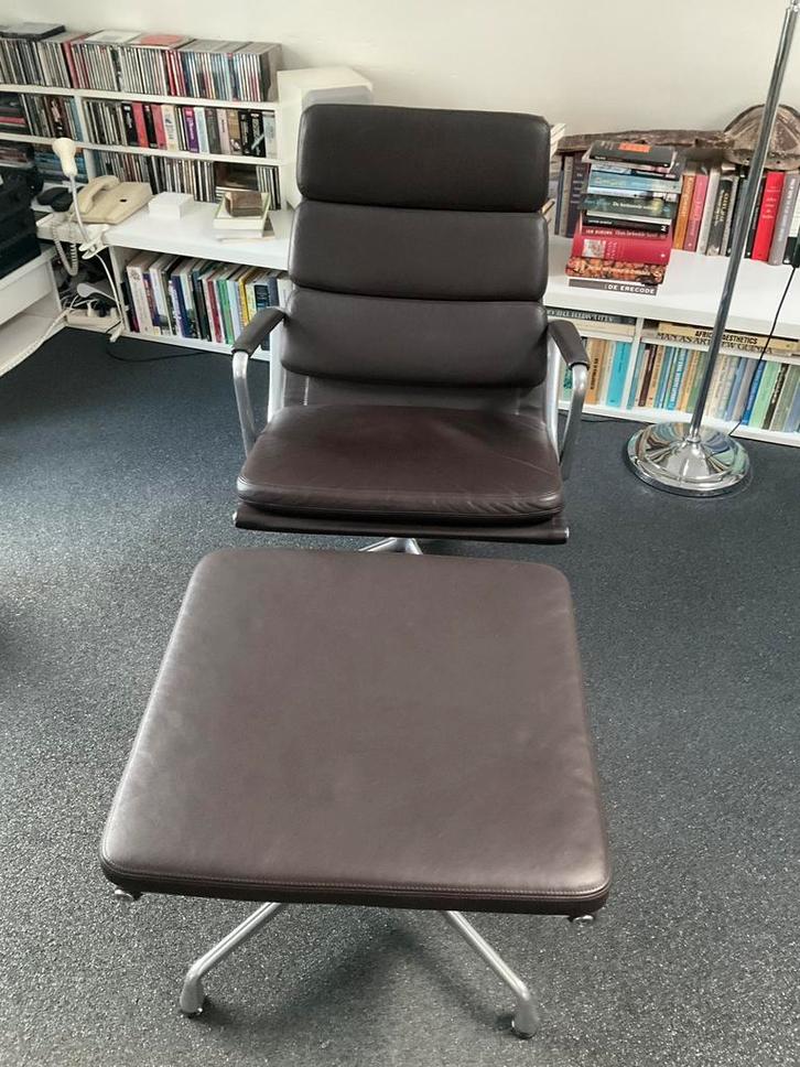 Design leren draaifauteuil Vitra EA216 met voetenbank, Antiek en Kunst, Kunst | Designobjecten, Ophalen