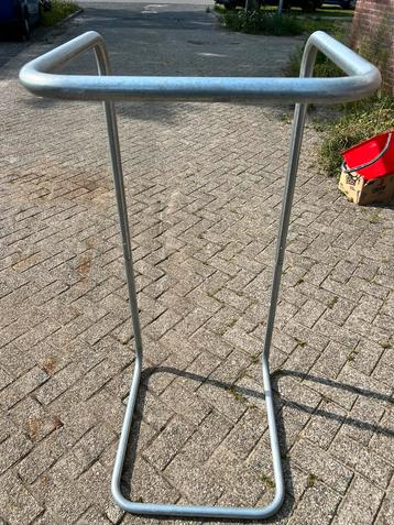 Zelfklemmende houder - Gebruikt beschikbaar voor biedingen