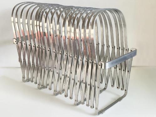 Vintage krantenhouder aluminium 1980 Luther Evans Radius, Huis en Inrichting, Woonaccessoires | Krantenbakken en Lectuurbakken