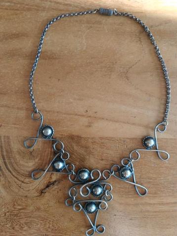 Vintage ketting, 75 jaar oud beschikbaar voor biedingen