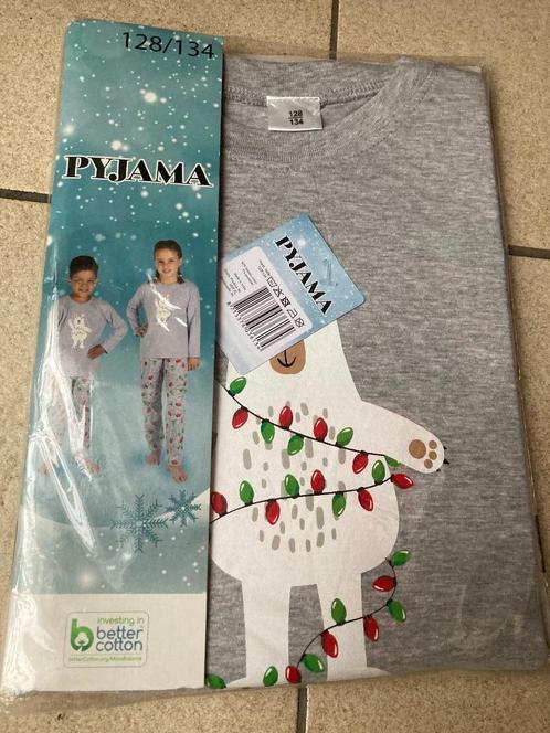 Nieuwe grijze kerstpyjama - Maat 128 / 134, Kinderen en Baby's, Kinderkleding | Maat 128, Nieuw, Meisje, Nacht- of Onderkleding
