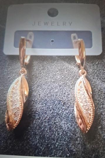 Mooie, holle, bladvormige oorhangers, roségoud van kleur beschikbaar voor biedingen
