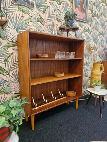 Vintage boekenkastje ronde houten pootjes beschikbaar voor biedingen