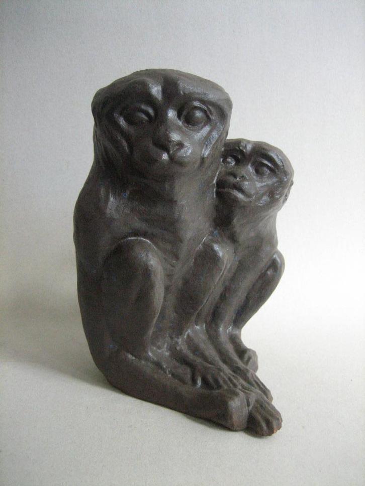 Aardewerk beeld 2 apen gesigneerd Leo Muysken (1907-1984), Antiek en Kunst, Antiek | Keramiek en Aardewerk, Ophalen of Verzenden
