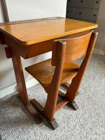 Vintage bureau inclusief stoeltje beschikbaar voor biedingen