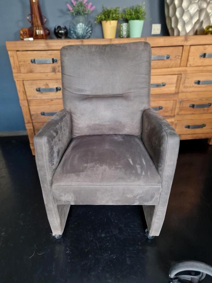 4x Comfortabele eetkamerstoel met armleuning en wieltjes, Huis en Inrichting, Stoelen, Zo goed als nieuw, Stof, Grijs, Ophalen