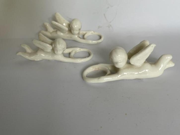 3 x oude porseleinen kaarsringen. Engeltjes / cheurbijntje., Antiek en Kunst, Curiosa en Brocante, Ophalen