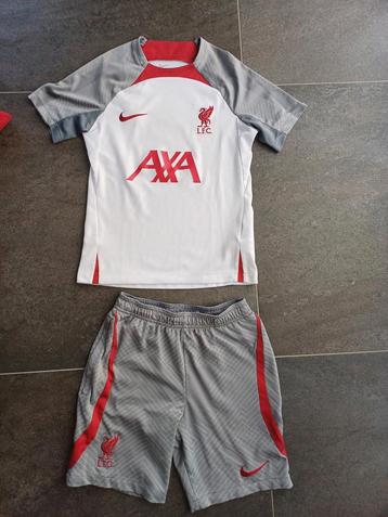 LFC Liverpool voetbaltenue (Shirt 137-147,Broek 128-137) beschikbaar voor biedingen