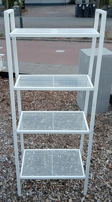 Wandrek van breed naar smal. Wit opengewerkt.  Goede staat.  beschikbaar voor biedingen