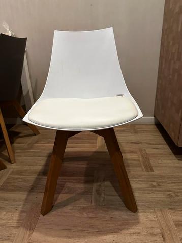 Witte design stoelen 2x met houten poten van Goossens beschikbaar voor biedingen