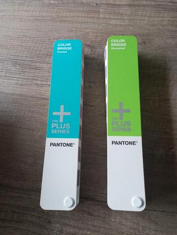 Pantone kleurenwaaiers. beschikbaar voor biedingen