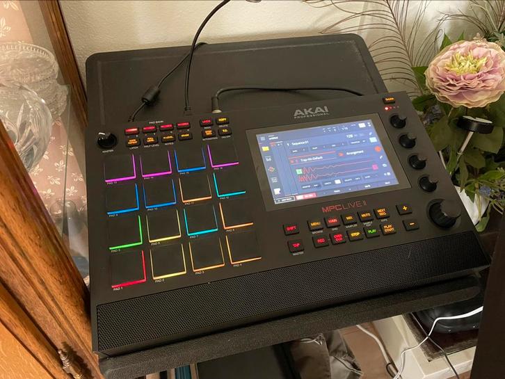 Zeer nette Akai MPC live II +SD kaart (evt+koffer/decksaver), Muziek en Instrumenten, Samplers, Zo goed als nieuw, Ophalen of Verzenden