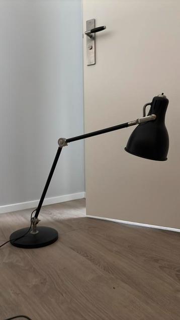 Een bureau lamp beschikbaar voor biedingen