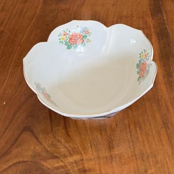 Porselein schaal beschikbaar voor biedingen