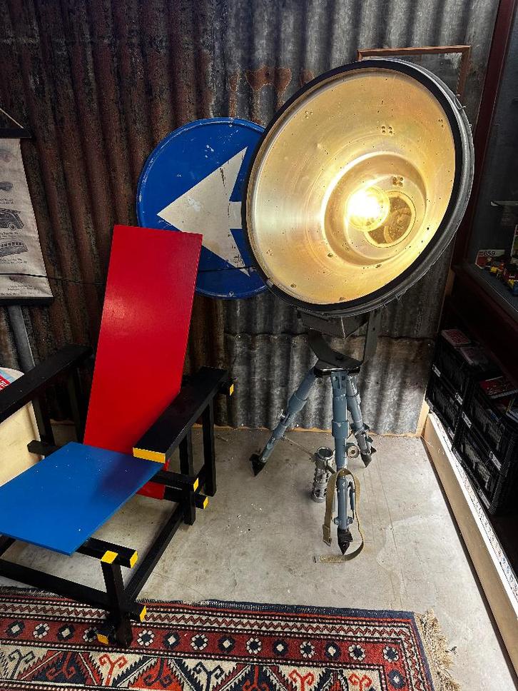 Stoere oude lamp op statief - schijnwerper - N3501, Huis en Inrichting, Lampen | Vloerlampen, Minder dan 100 cm, Ophalen of Verzenden