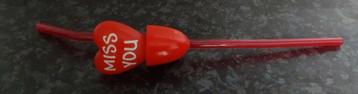 Rood rietje met hartje 'miss you'. Nooit gebruikt. beschikbaar voor biedingen