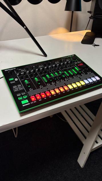 Roland TR8 inclusief expansion pack beschikbaar voor biedingen