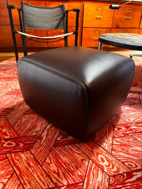MINOTTI hocker poef voetenbank BOTERO kastanjebruin leer, Huis en Inrichting, Banken | Voetenbanken en Poefen, Zo goed als nieuw
