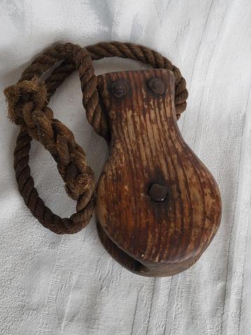 Houten katrol met touw beschikbaar voor biedingen