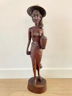 Houten Beeld Balinese Vrouw met Hoed en Mand - Handgesneden, Ophalen