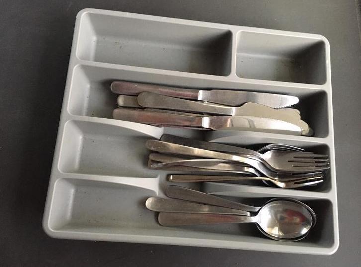 Bestek 18 delig + paar extra items inclusief bestekla, Huis en Inrichting, Keuken | Bestek, Zo goed als nieuw, Bestekset, Rvs of Chroom